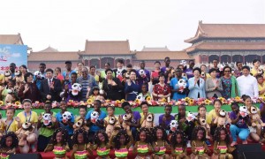 &ldquo;2016中非儿童北京夏令营&rdquo;开营  彭丽媛：更多地帮助艾滋病致孤