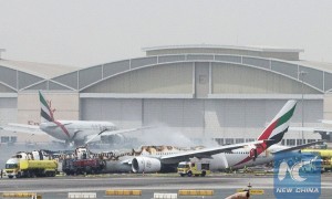 阿联酋航空班机迫降后爆炸 机上300人安全疏散