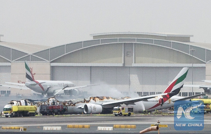 阿联酋航空班机迫降后爆炸 机上300人安全疏散 阿联酋航空班机迫降后爆炸 机上300人安全疏散