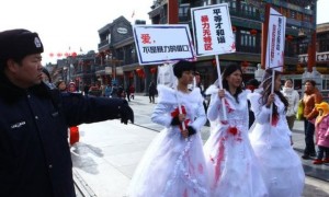 中国女性使用社交媒体发声，抗议性侵犯