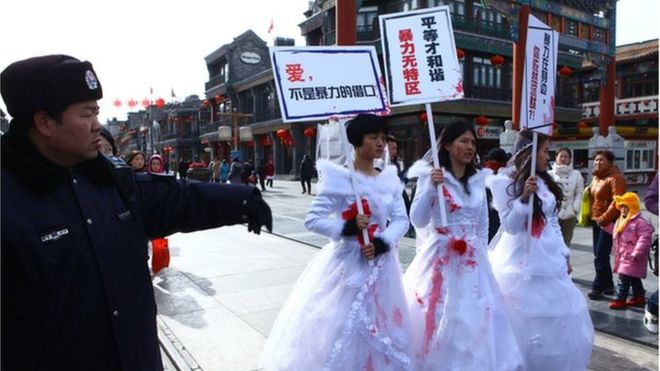 中国女性使用社交媒体发声,抗议性侵犯 中国女性使用社交媒体发声,抗议性侵犯