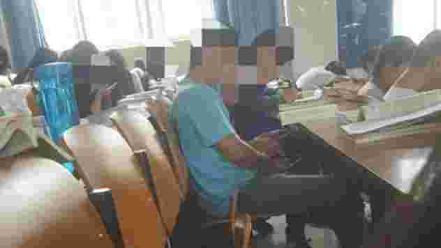 大学生上课偷拍女同学裙底被捉现行 大学生上课偷拍女同学裙底被捉现行