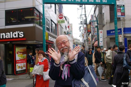日本“水手服爷爷”爆红网络 日本“水手服爷爷”爆红网络