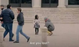 联合国测试：迷失的小女孩儿在不同着装下 路人竟这般反应