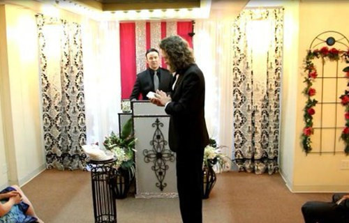 这个男子和手机结婚了!还给手机戴了婚戒! 这个男子和手机结婚了!还给手机戴了婚戒!