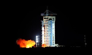 CCTV9英语新闻：全球首颗量子通信卫星成功发射