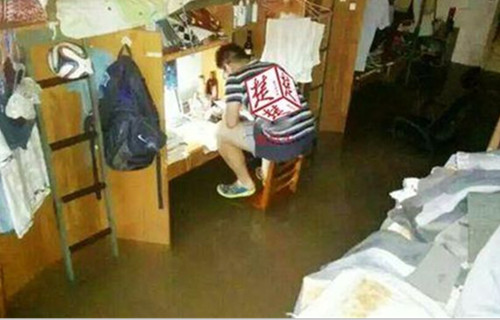 学霸大水中蹲椅子上复习 网友对其十分佩服 学霸大水中蹲椅子上复习 网友对其十分佩服