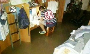 学霸大水中蹲椅子上复习 网友对其十分佩服