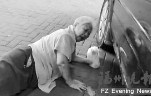 老人突然摔倒在车门旁 福州司机先录像再扶老人 老人突然摔倒在车门旁 福州司机先录像再扶老人