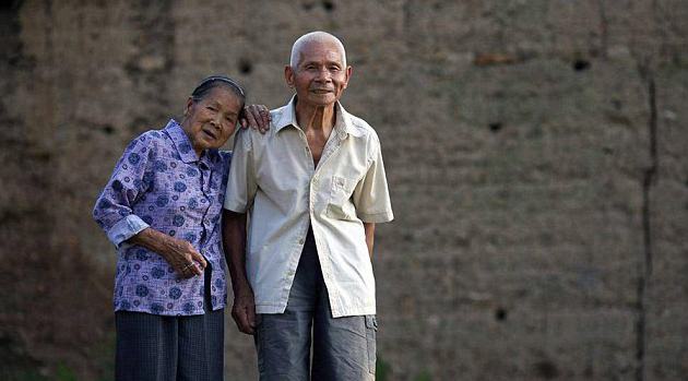 至死不渝!广西百岁夫妻相伴走过96年 至死不渝!广西百岁夫妻相伴走过96年