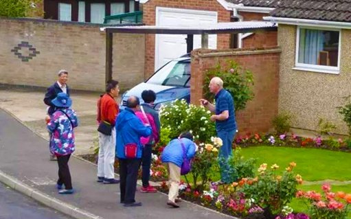 一脸懵逼:英国小镇遭遇中国游客狂拍照 一脸懵逼:英国小镇遭遇中国游客狂拍照
