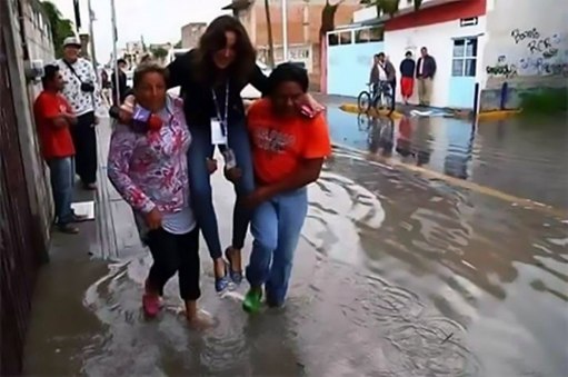 公主病女记者:怕湿鞋让灾民抬着走,遭网友恶搞 公主病女记者:怕湿鞋让灾民抬着走,遭网友恶搞