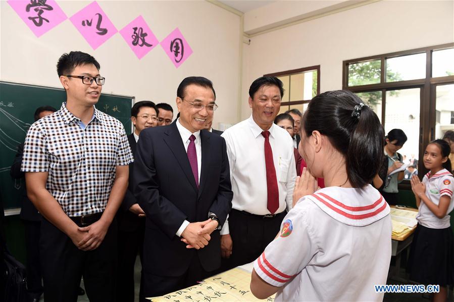 李克强总理老挝参观华文学校寮都公学 李克强总理老挝参观华文学校寮都公学