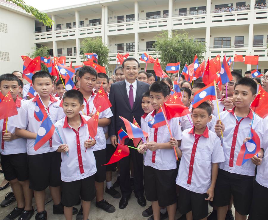 李克强总理老挝参观华文学校寮都公学 李克强总理老挝参观华文学校寮都公学