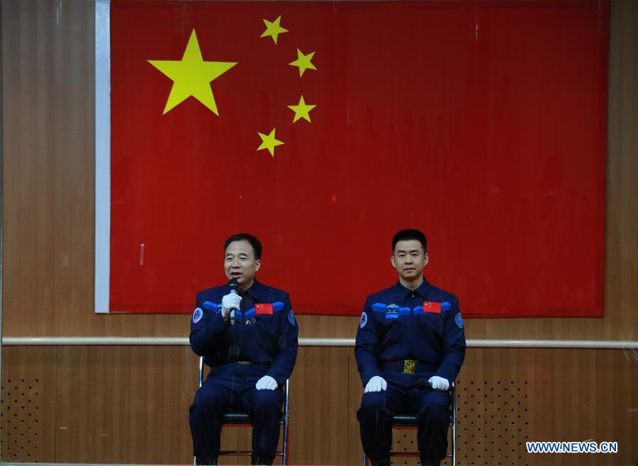 神州11号航天员景海鹏、陈冬亮相媒体 神州11号航天员景海鹏、陈冬亮相媒体