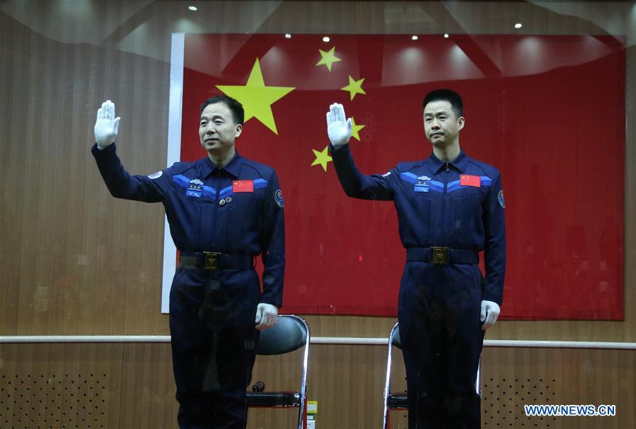 神州11号航天员景海鹏、陈冬亮相媒体 神州11号航天员景海鹏、陈冬亮相媒体