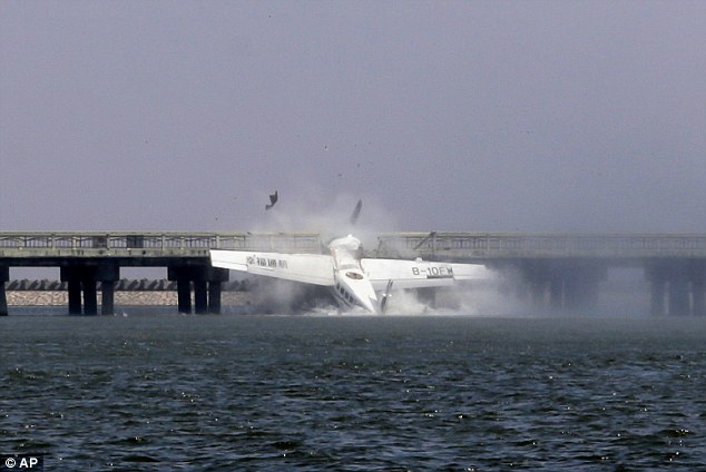 上海一水上飞机首航时撞桥 机上10人5人身亡 上海一水上飞机首航时撞桥 机上10人5人身亡