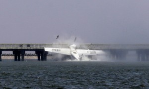 上海一水上飞机首航时撞桥 机上10人5人身亡