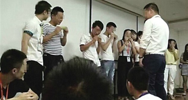 “狼性”还是无脑?老板逼员工吃生苦瓜 “狼性”还是无脑?老板逼员工吃生苦瓜