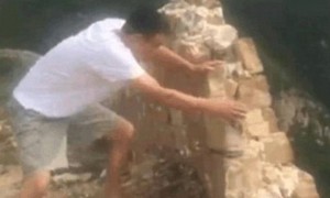 愤怒：网曝男子恶意毁坏长城