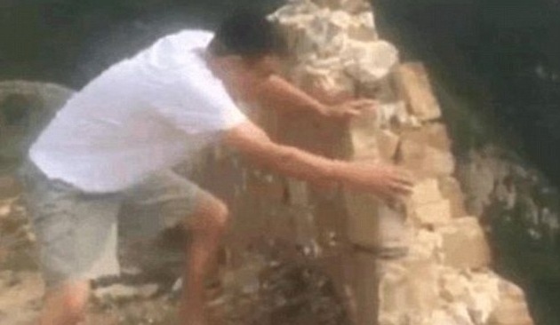 愤怒:网曝男子恶意毁坏长城 愤怒:网曝男子恶意毁坏长城