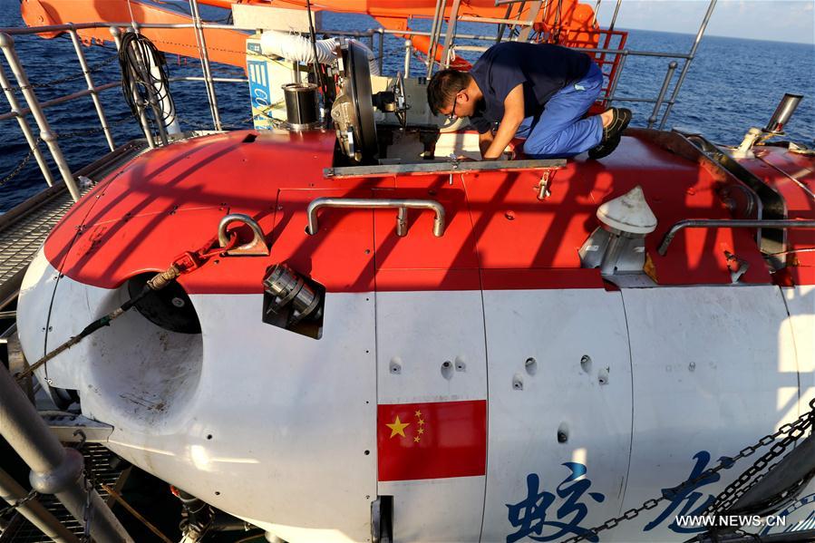 蛟龙号潜水器中国南海进行潜水 蛟龙号潜水器中国南海进行潜水