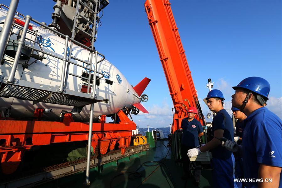蛟龙号潜水器中国南海进行潜水 蛟龙号潜水器中国南海进行潜水