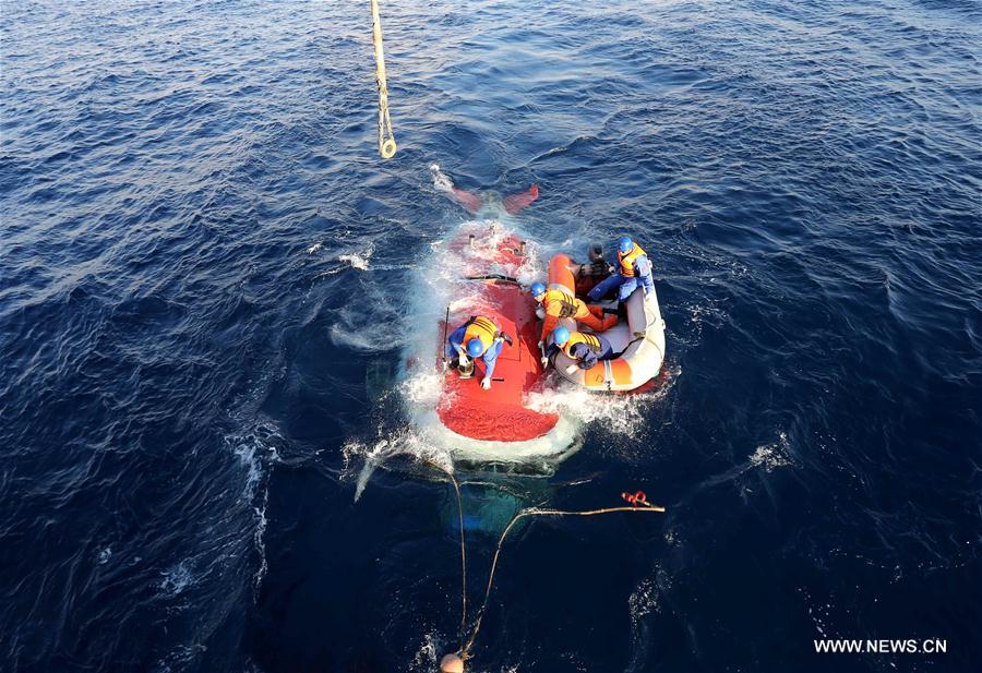 蛟龙号潜水器中国南海进行潜水 蛟龙号潜水器中国南海进行潜水