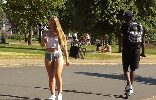 女子穿超短裤秀美臀测试路人 女子穿超短裤秀美臀测试路人
