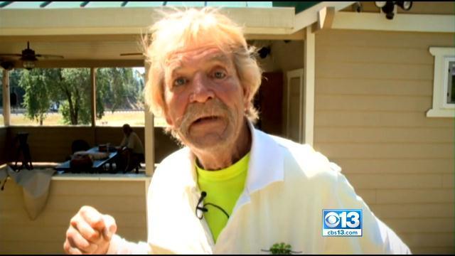 手撕黑熊!73岁老人熊口救狗 手撕黑熊!73岁老人熊口救狗