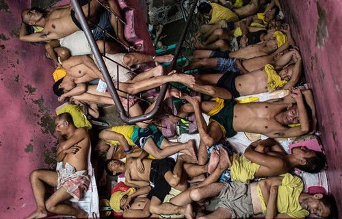 瞠目结舌:菲律宾3800名犯人挤在原本容纳800人的监狱里 瞠目结舌:菲律宾3800名犯人挤在原本容纳800人的监狱里