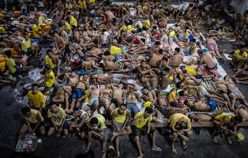 瞠目结舌:菲律宾3800名犯人挤在原本容纳800人的监狱里 瞠目结舌:菲律宾3800名犯人挤在原本容纳800人的监狱里