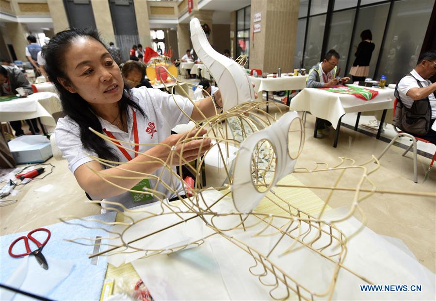 河北廊坊举办风筝制作技艺大赛 河北廊坊举办风筝制作技艺大赛