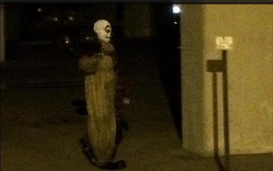 午夜偶遇惊悚小丑,是人是鬼? 午夜偶遇惊悚小丑,是人是鬼?