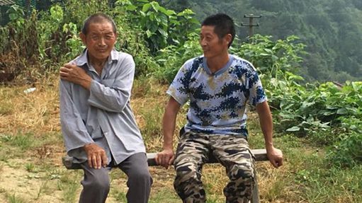 “光棍村”的单身汉 “光棍村”的单身汉