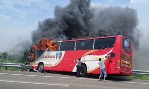 惊天后续：台湾致26死大巴起火事件起因 司机或纵火自杀拒开门