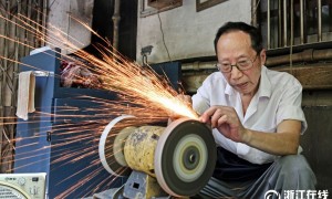 Chinese traditional handicraft: Knife grinding