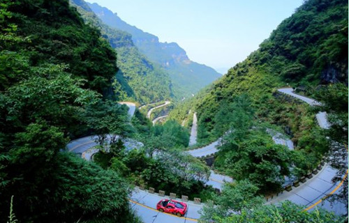 意大利车手挑战天门山99道弯,仅用时10分31秒 意大利车手挑战天门山99道弯,仅用时10分31秒