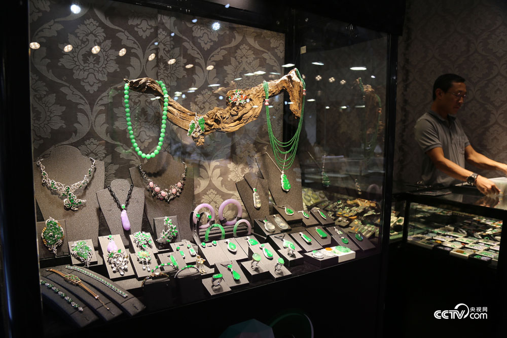 Gems sparkle at 2017 Beijing Summer Jewelry Fair Gems sparkle at 2017 Beijing Summer Jewelry Fair