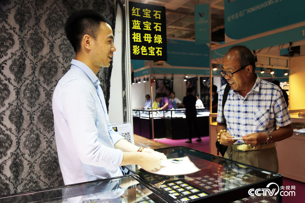 Gems sparkle at 2017 Beijing Summer Jewelry Fair Gems sparkle at 2017 Beijing Summer Jewelry Fair