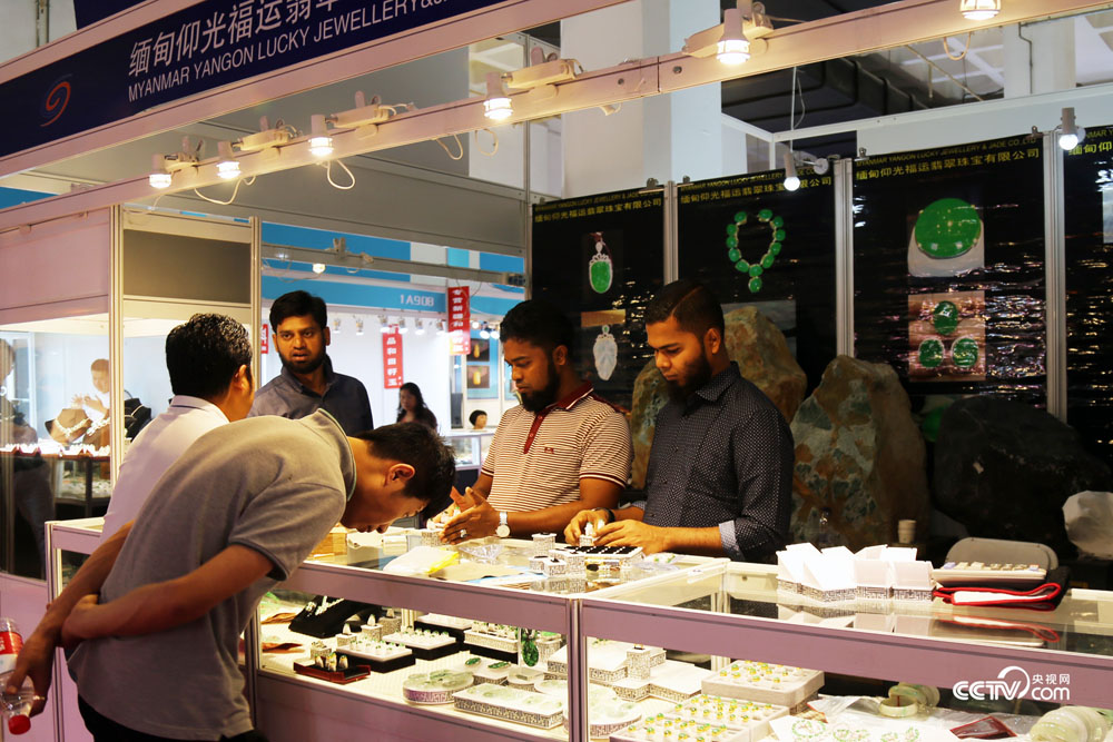 Gems sparkle at 2017 Beijing Summer Jewelry Fair Gems sparkle at 2017 Beijing Summer Jewelry Fair