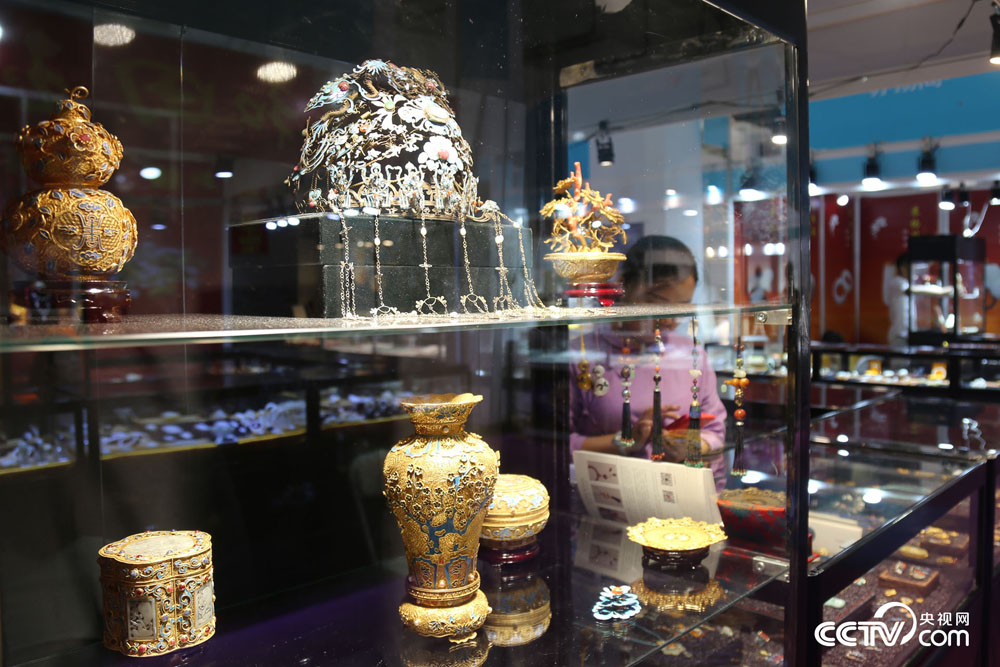 Gems sparkle at 2017 Beijing Summer Jewelry Fair Gems sparkle at 2017 Beijing Summer Jewelry Fair