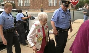 老顽童！102岁老太太希望被捕，警察帮其实现心愿