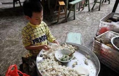 8岁留守娃一天包上万馄饨:想帮家里撑起一片天 8岁留守娃一天包上万馄饨:想帮家里撑起一片天