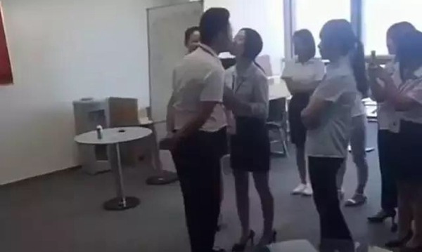 厉害了Word公司!女员工每天排队吻老板 厉害了Word公司!女员工每天排队吻老板