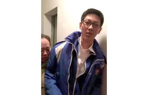 “学霸”被困电梯内5小时,依然淡定写作业 “学霸”被困电梯内5小时,依然淡定写作业