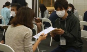 双语：日本＂口罩相亲＂杜绝外貌党