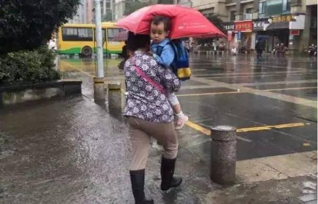 我应该在伞底,不应该在雨里 我应该在伞底,不应该在雨里