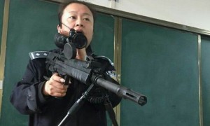 警校女教师扛枪上课 单手举枪霸气侧漏 网友直呼：不敢逃课！