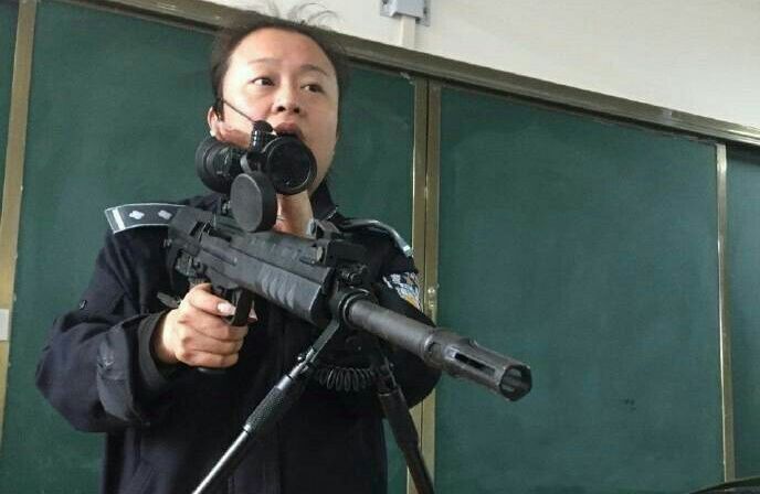 警校女教师扛枪上课 单手举枪霸气侧漏 网友直呼:不敢逃课! 警校女教师扛枪上课 单手举枪霸气侧漏 网友直呼:不敢逃课!